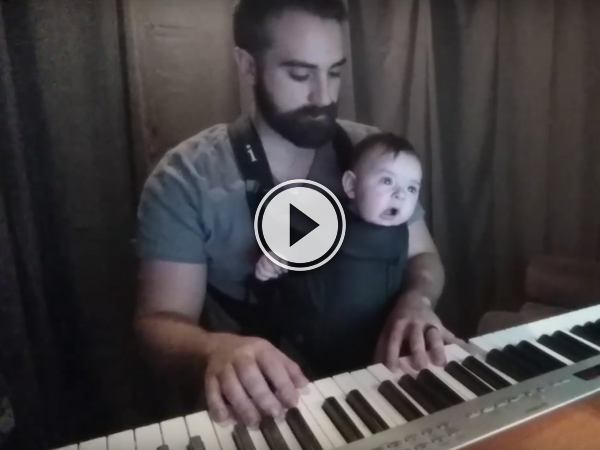 Dad plays a lullaby on the piano, baby can't resist (Video)