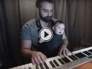 Dad plays a lullaby on the piano, baby can't resist (Video)