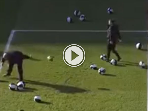 Charlton fans protest with beach balls (Video)