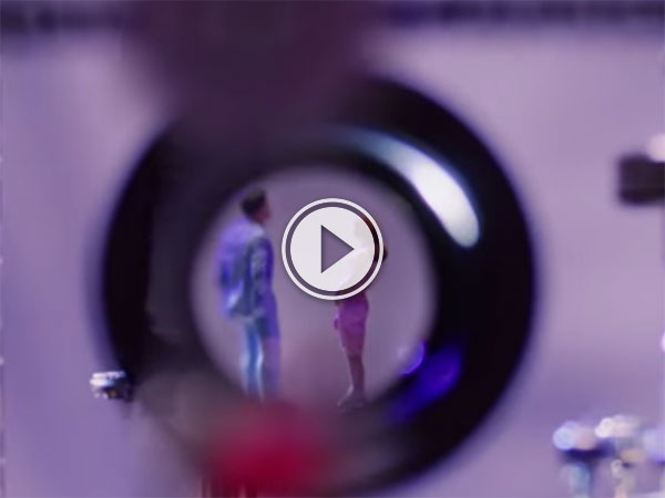 Tiniest Rube Goldberg in the world (Video)