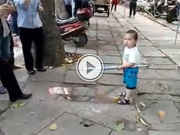 Toddler protects grandma from police (Video)