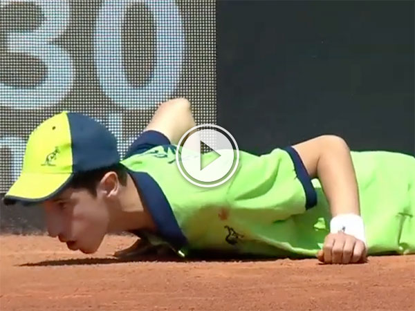 Ball boy collapses in heat during the Rome Open (Video)