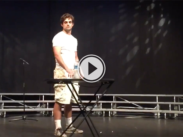 Amazing video of a man playing piano. (video )