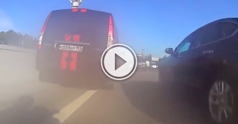 Biker risks his life speeding through traffic (Video)