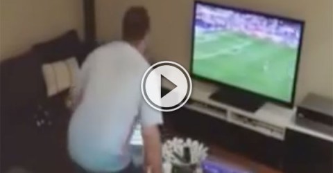 Girlfriend pranks Turkish fan partner by turning TV off (Video)