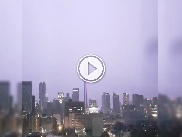 Crazy lightning storm makes Toronto look like a sick club (Video)