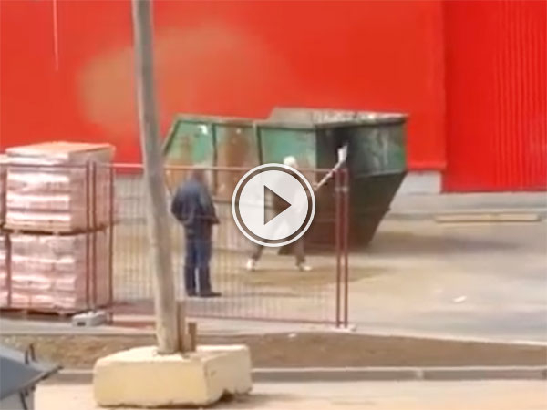 Worker just DGAF right now (Video)