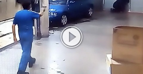 Car washer forces robber to wash his cars (Video)