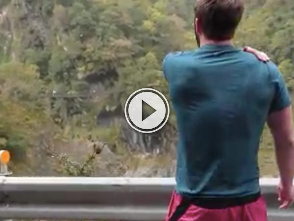 Dude achieves the longest frisbee throw ever, and it's awesome! (Video)