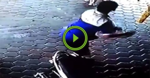 Dad's insane reflexes save children from certain death (Video)