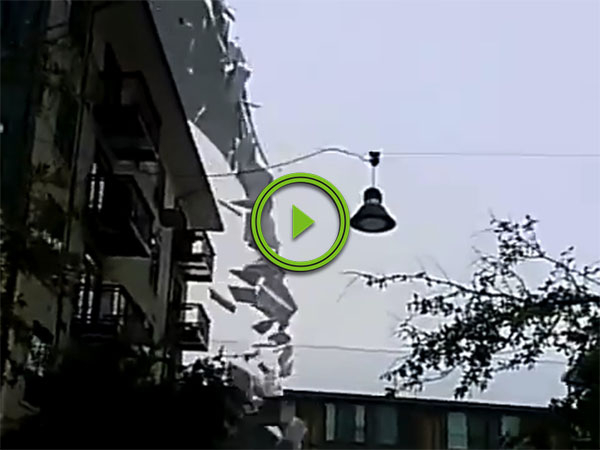 Ice crashes off roof of building in Dallas (Video)