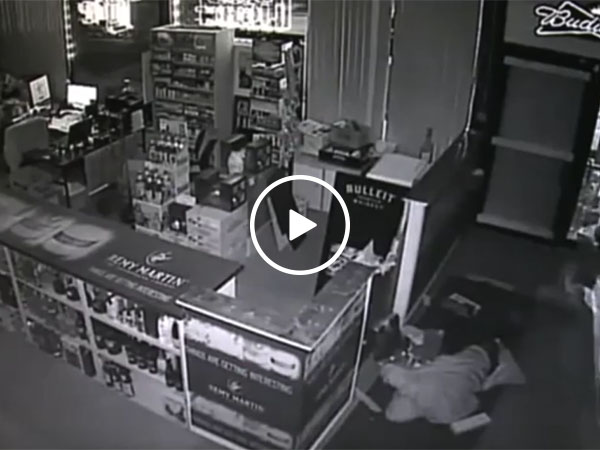 Idiot thief knocks himself out cold during robbery (Video)