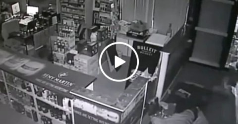 Idiot thief knocks himself out cold during robbery (Video)