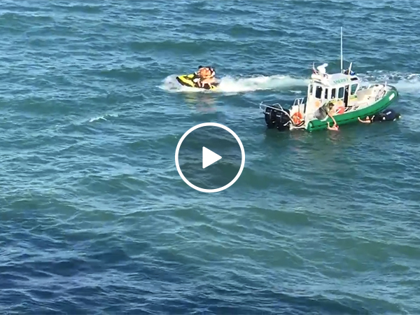 Cruise ship nearly runs over jet skiers (Video)