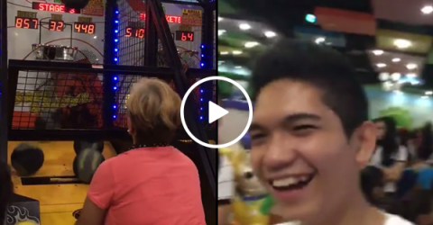 Mom destroys basketball arcade game in front of son (Video)