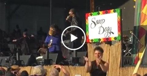 Snoop Dogg performs with a sign language interpreter (Video)