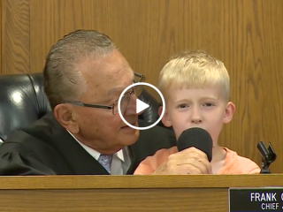 Little boy decides his father's parking fine in court (Video)