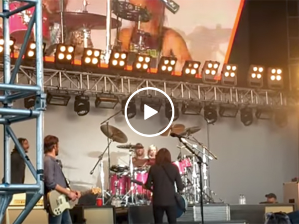 Dave Grohl's daughter plays drums on stage