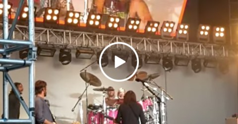 Dave Grohl's daughter plays drums on stage