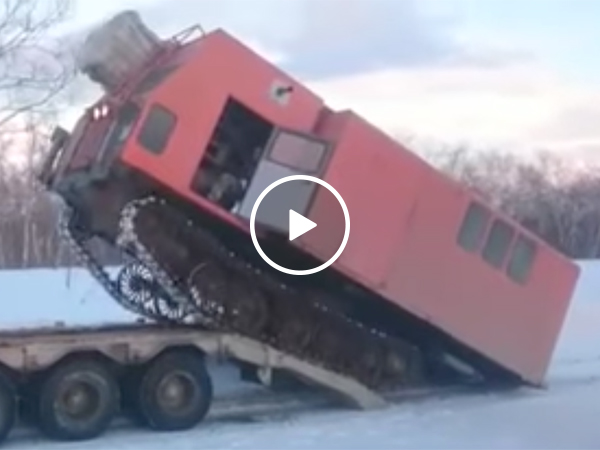 Truck falls mounting a trailer