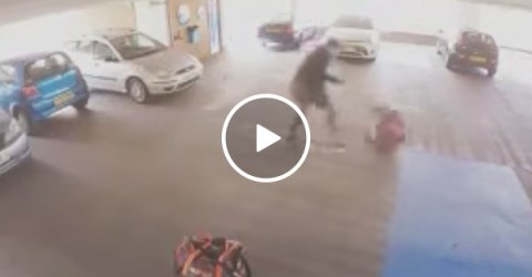 Guy tries to break into car, MMA fighter takes him down