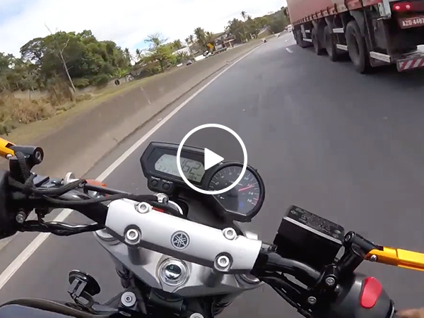 Guy wearing flip flops crashes motorcycle on Brazilian highway (Video)