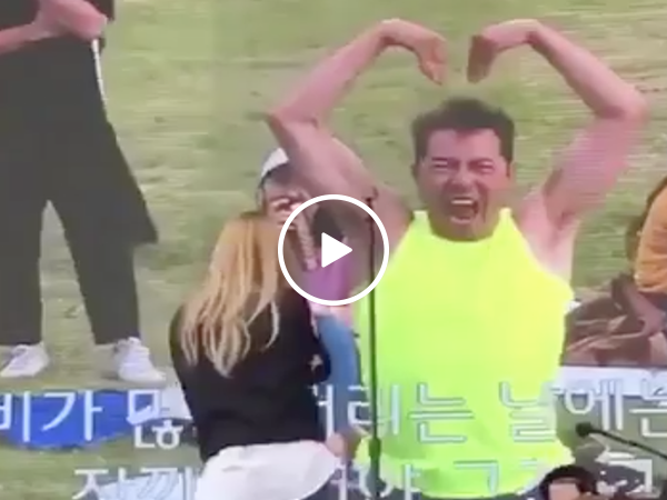 Crazy dancing man steals the show during Kpop concert (Video)