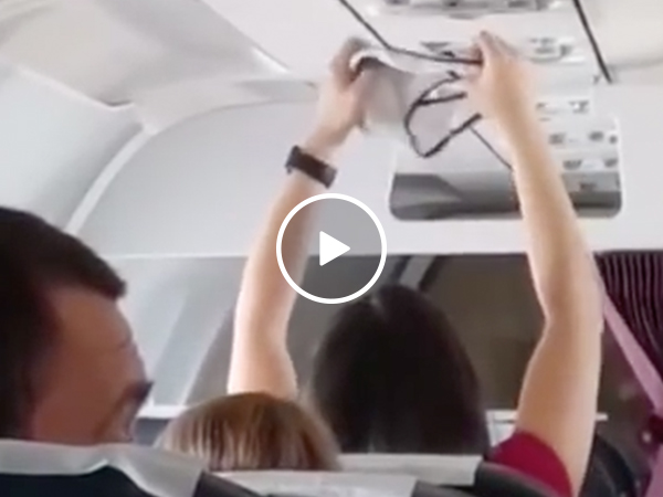 Woman dries panties using air vent on plane (Video)