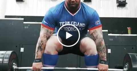 The Mountain from Game of Thrones deadlifts 1,000 Pounds