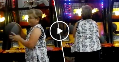 Granny demolishes basketball arcade game (Video)