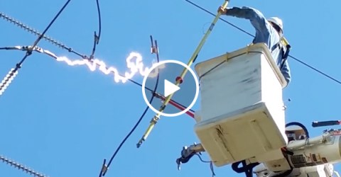 Electrician gets close cal with 115kv bolt of electricity (Video)