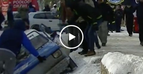 Polish rally fans lift car out of ditch during race (Video)