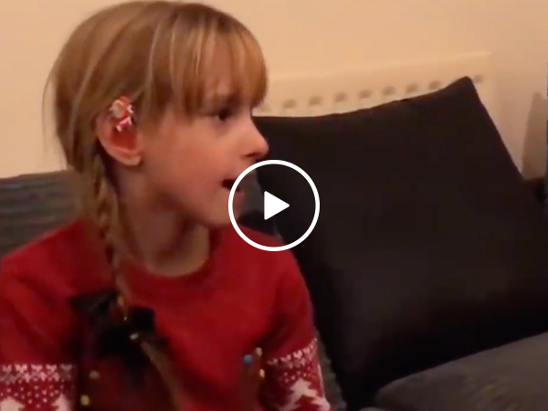 Deaf girl learns she's going to be a sister, and holy Santa Clause sh*t my feels (Video)