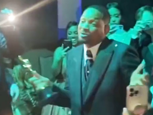 Will Smith celebrates by Gettin' Jiggy Wit It because that song SLAPS (Video)